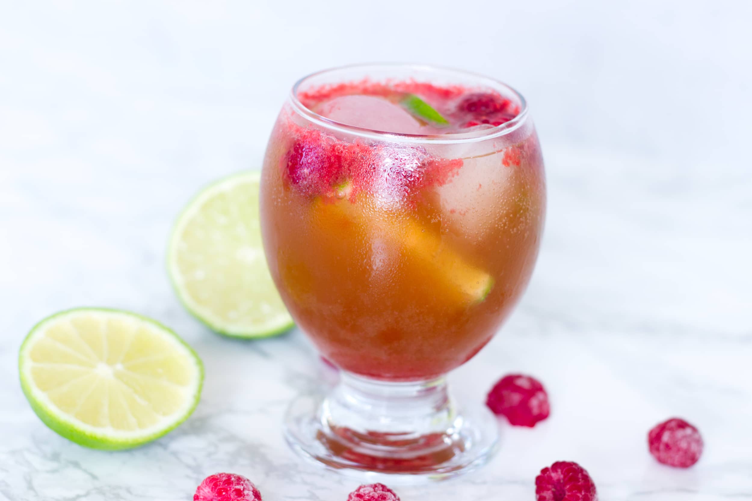 Rezept für einen alkoholfreien Cocktail mit Matcha-Tee, Himbeere und Zitrone