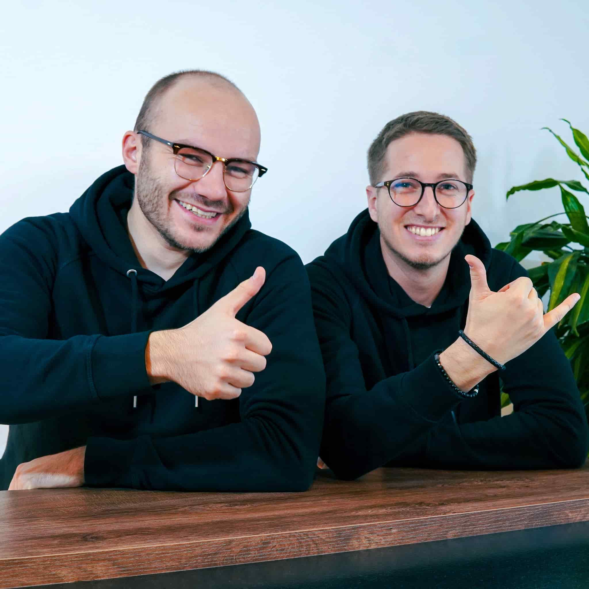 Image des fondateurs de MatchaDays. Deux jeunes hommes souriants avec le pouce levé. Magasin en ligne de thé matcha et accessoires japonais.