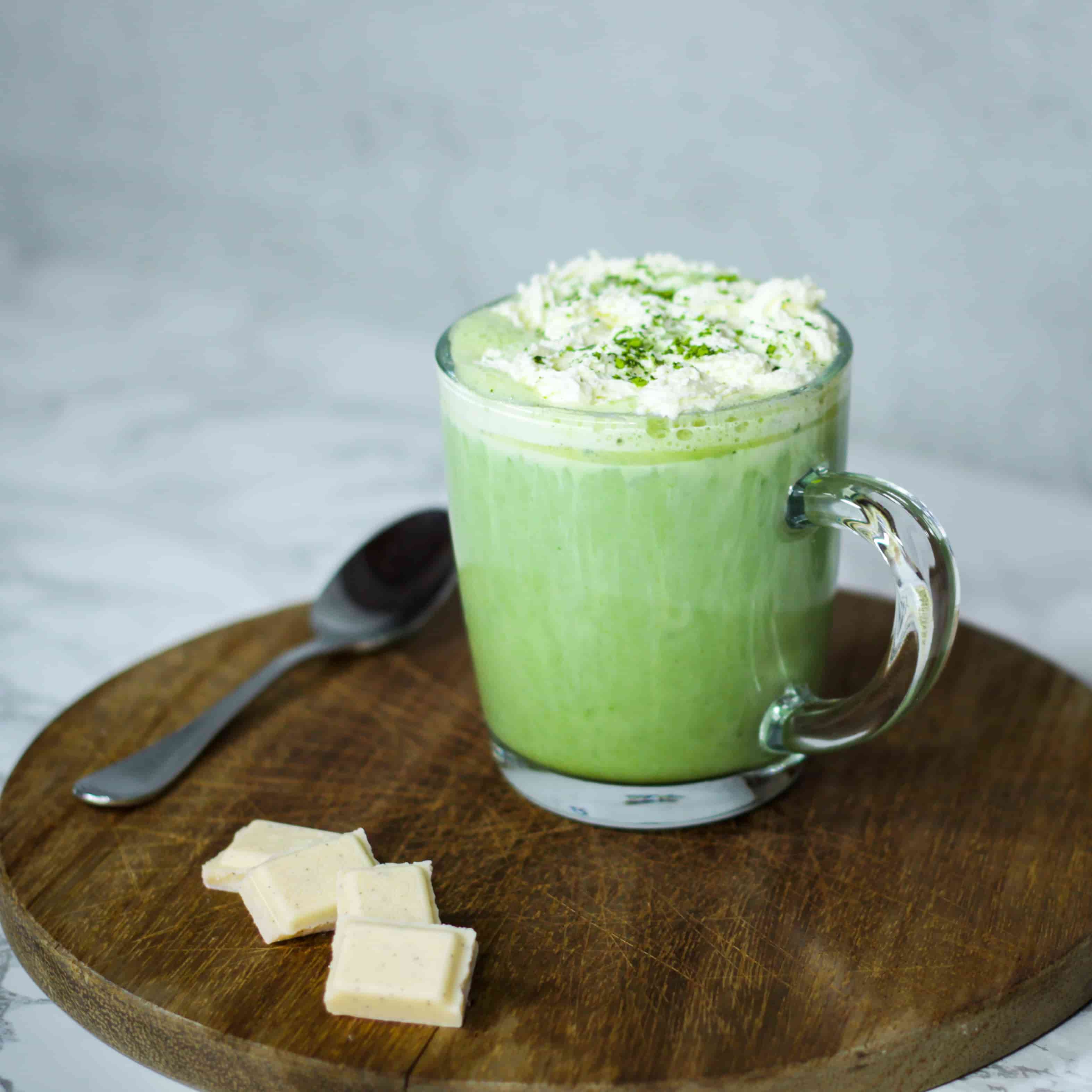 Große Matcha-Latte Tasse mit Weisser-Schokolade und Schlagsahne