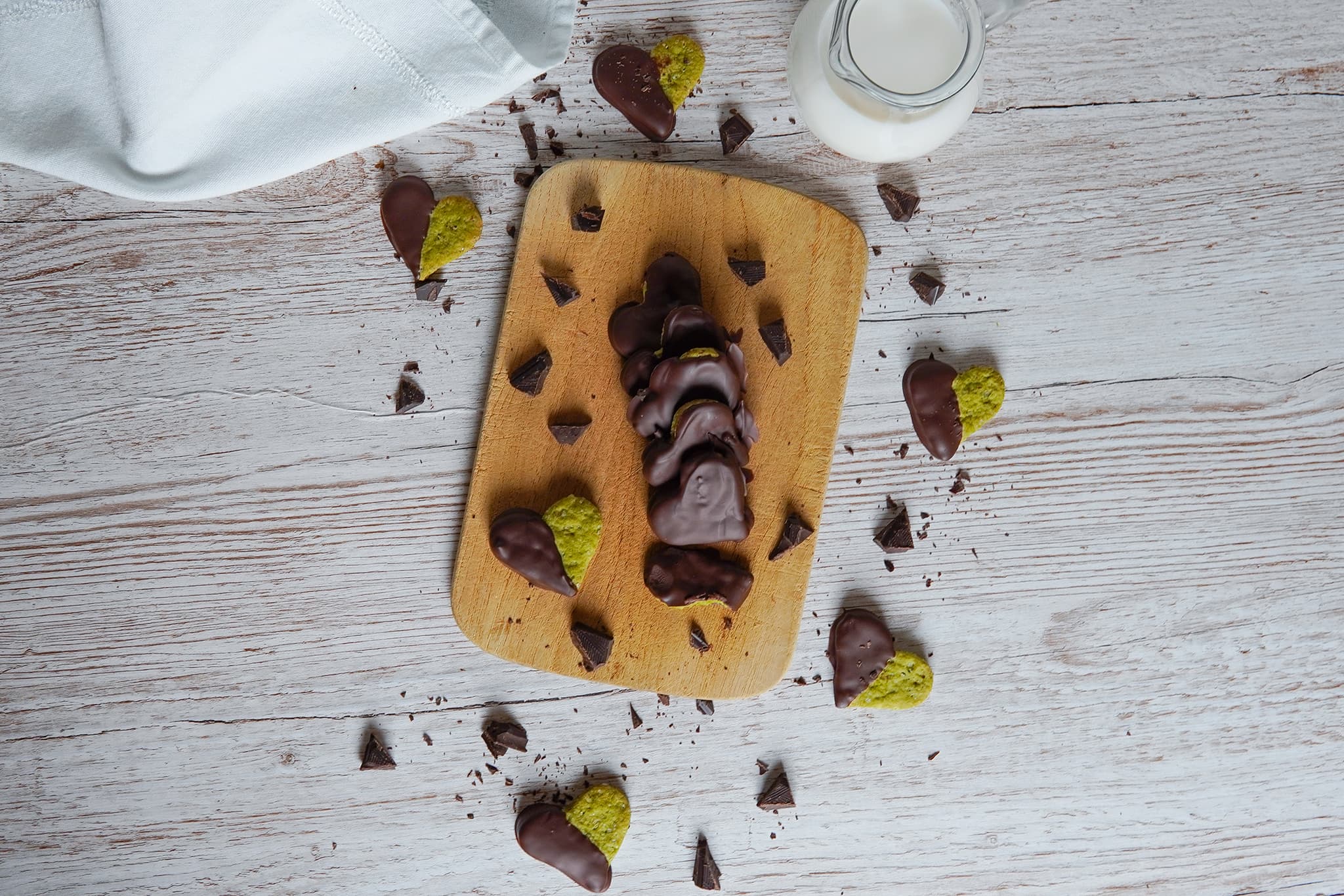 Herzförmige Kekse mit Matcha-Teepulver und dunkler Schokolade 