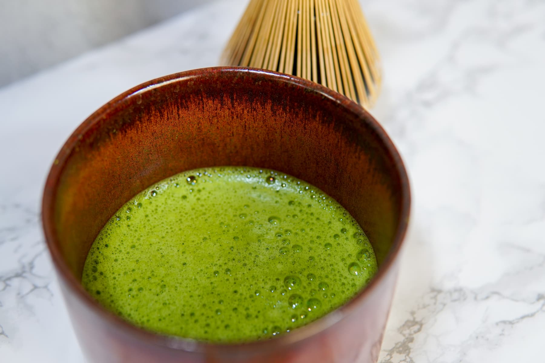 Ein Matcha-Tee mit einer wunderbaren Schaumkrone. Hier erfahren Sie, wie Sie ihn zubereiten