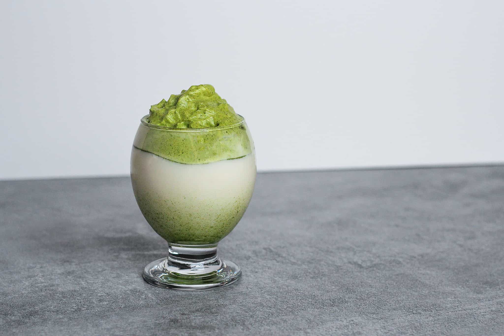 Rezept: Dalgona Matcha - Die Alternative zu Schlagkaffee die süchtig macht