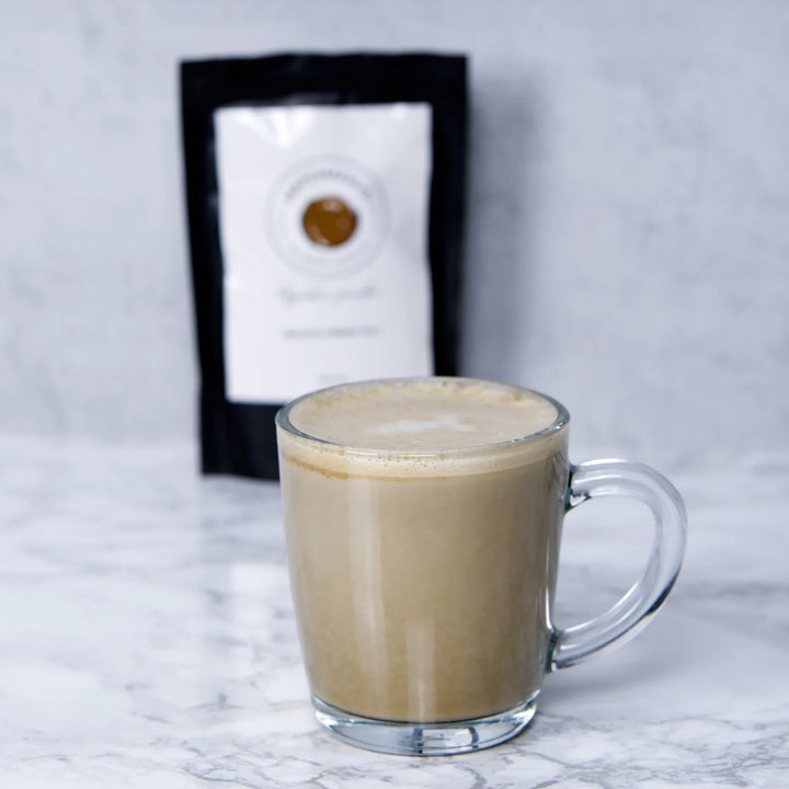 Hojicha latte chaud dans une tasse