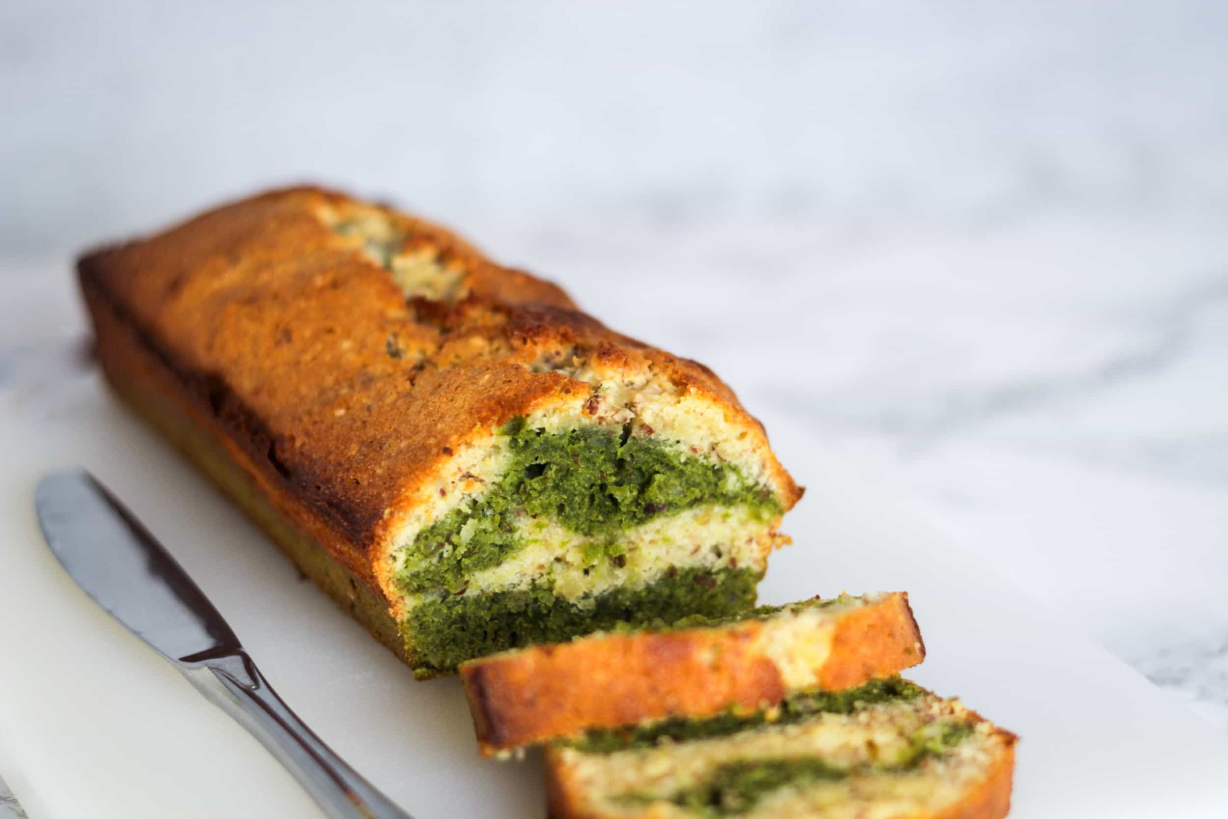 Marmorkuchen mit Matcha-Tee und weißer Schokolade