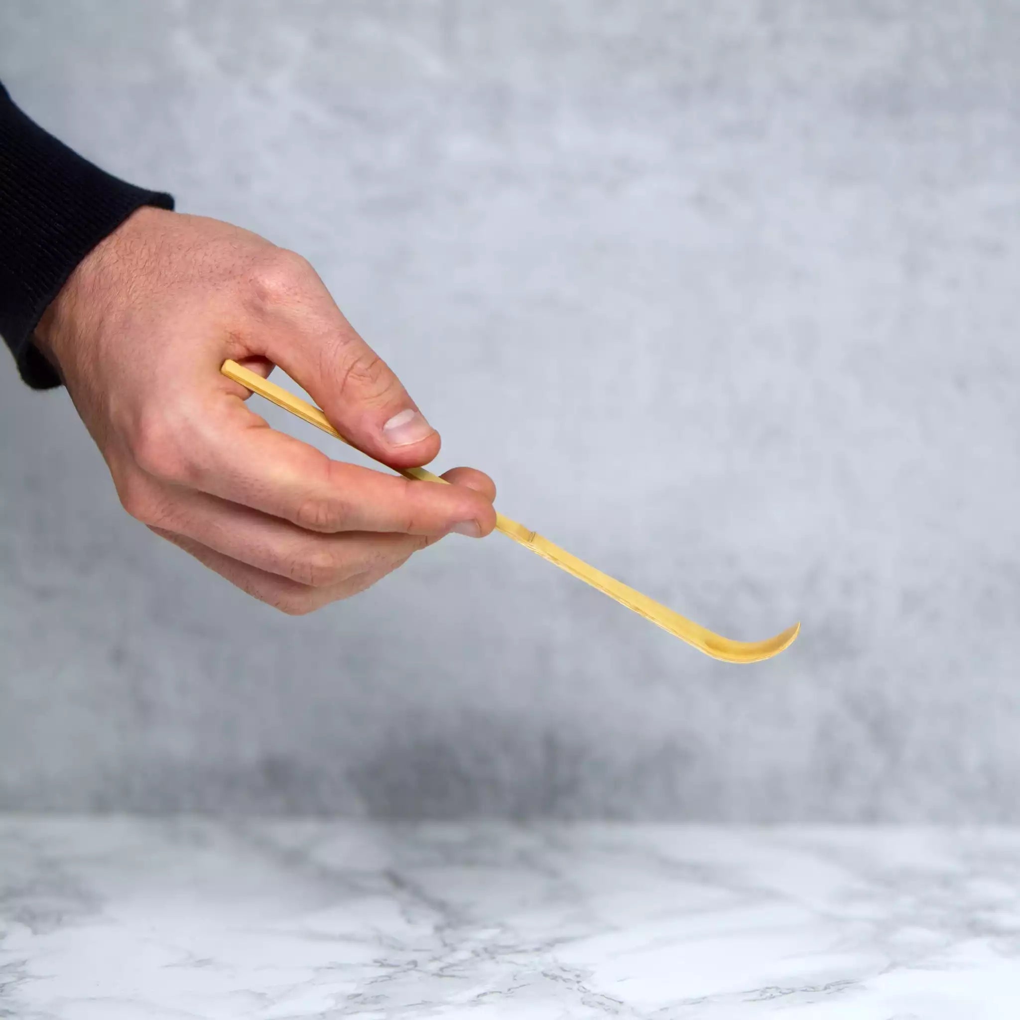 Accessoire, traditioneller Bambus-Löffel Chashaku auf einem Tisch liegend