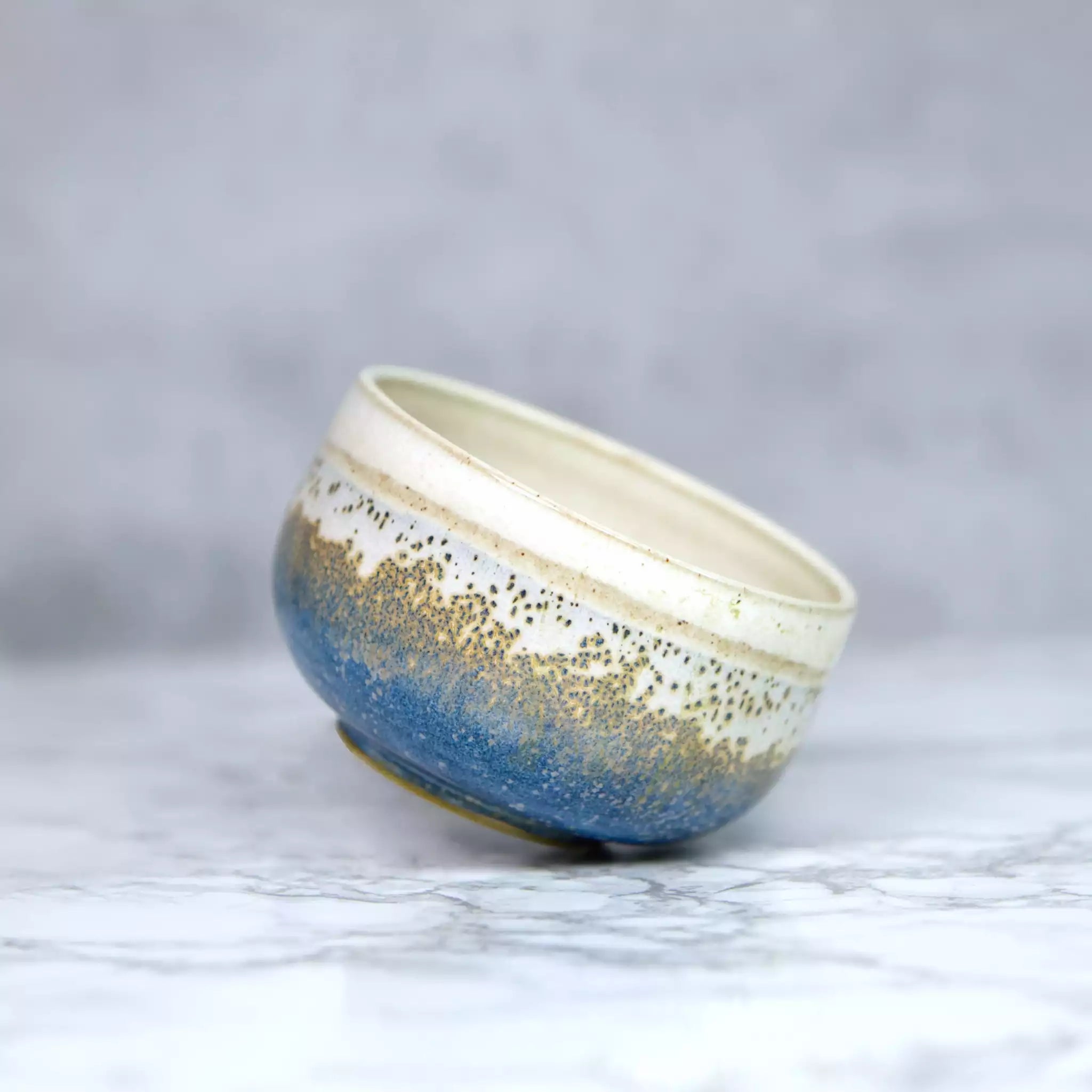 Schale für Matcha-Tee aus handgefertigter Keramik namens Chawan in den Farben Weiß, Blau, Gold