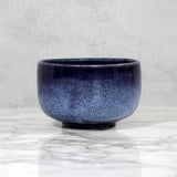 Charger l&#39;image dans la galerie, Bol pour thé matcha en céramique appelé chawan de couleurs bleu avec des reflets blancs