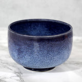 Charger l&#39;image dans la galerie, Bol pour thé matcha en céramique appelé chawan de couleurs bleu avec des reflets blancs