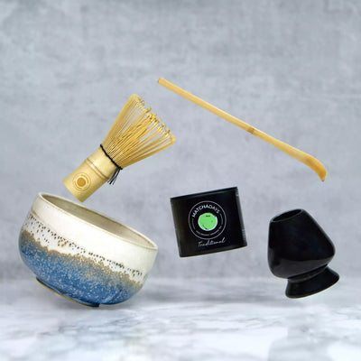 Geschenkset Matcha-Tee-Komplettset mit einer Matcha-Teedose, einer handgefertigten Schale, einem Bambusbesen, einem Bambus-Löffel und einem Halter für den Schneebesen