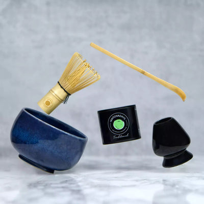 Geschenkset Matcha-Tee-Komplettset mit einer Matcha-Teedose, einer handgefertigten Schale, einem Bambusbesen, einem Bambus-Löffel und einem Halter für den Schneebesen