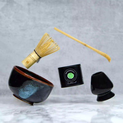 Geschenkset Matcha-Tee-Komplettset mit einer Matcha-Teedose, einer handgefertigten Schale, einem Bambusbesen, einem Bambus-Löffel und einem Halter für den Schneebesen