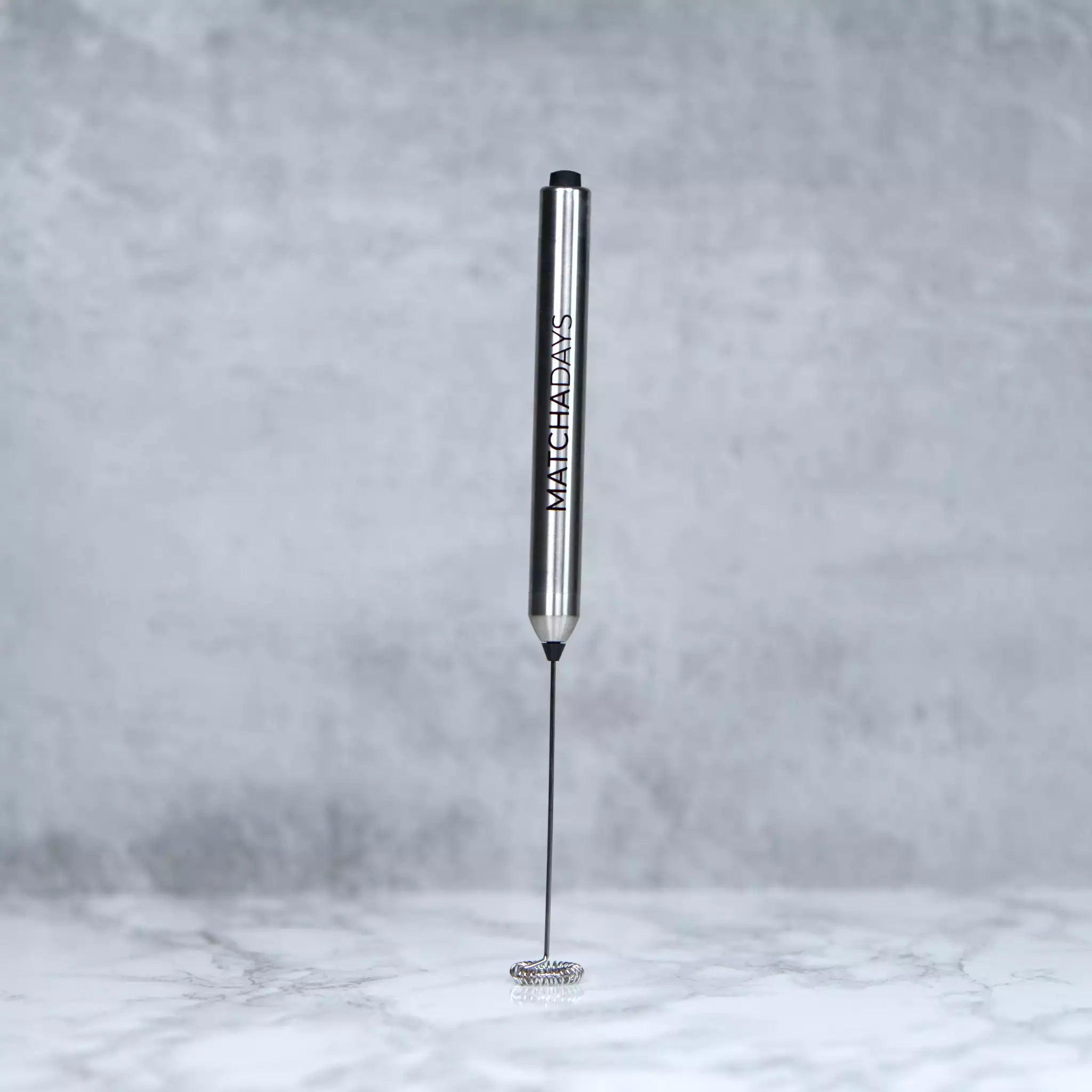 Schlanker und eleganter elektrischer Milchaufschäumer. Küchenutensil zum Aufschäumen von Milch.