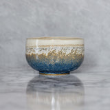 Charger l&#39;image dans la galerie, Bol à matcha en céramique appelé chawan de couleurs beige, bleu et or