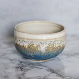 Charger l&#39;image dans la galerie, Bol à matcha en céramique appelé chawan de couleurs beige, bleu et or