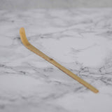 Charger l&#39;image dans la galerie, Accessoire, spatule traditionnel en bambou chashaku posé sur une table
