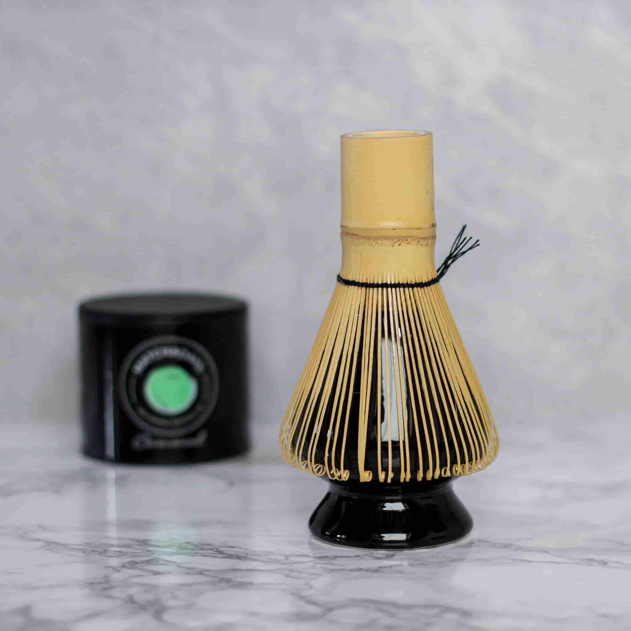 Zubehör, Naoshi, Matcha-Halter für Schneebesen aus Bambus mit dem Schneebesen darauf und einer Dose Matcha Ceremonial im Boden