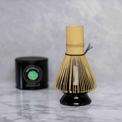 Zubehör, Naoshi, Matcha-Halter für Schneebesen aus Bambus mit dem Schneebesen darauf und einer Dose Matcha Ceremonial im Boden