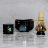 Charger l&#39;image dans la galerie, Coffret cadeau kit complet thé matcha avec une boîte de thé matcha, un bol artisanal, un fouet en bambou, une spatule en bambou et un support pour le fouet